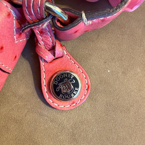 Dooney & Bourke pink ostrich embossed barrel packet bag. - Picture 9 of 11